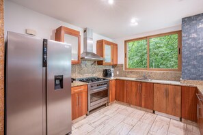 Fridge, microwave, oven, coffee/tea maker