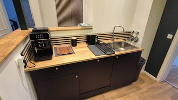 Een koelkast, een magnetron, een oven, een kookplaat