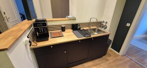 Kühlschrank, Mikrowelle, Ofen, Herdplatte