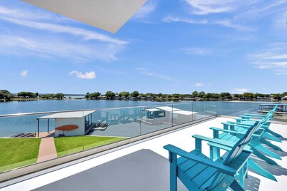 Hill Top Haven-Modern lakefront home on Clear Cove