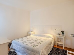 1 quarto, ferros/tábuas de passar roupa, berço de viagem