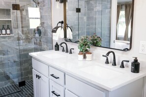 Dusj, miljøvennlige toalettsaker, hårføner og håndklær