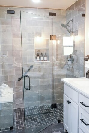 Douche, articles de toilette écologiques, sèche-cheveux
