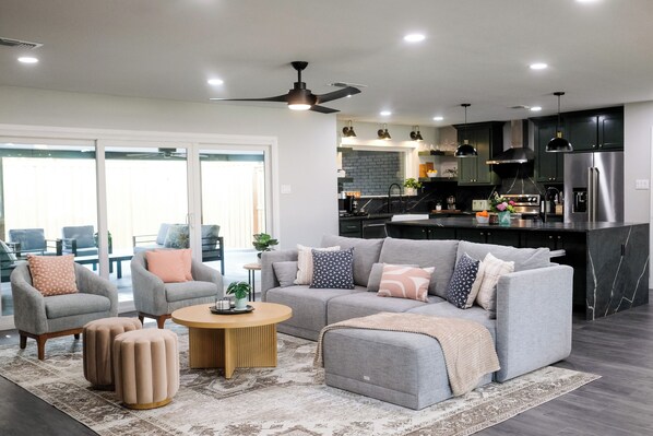 Smart-TV, peis og bøker