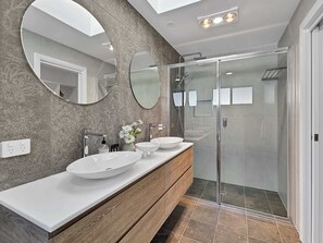Dusche, Haartrockner, Handtücher