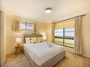 3 bedrooms, desk, iron/ironing board, free WiFi