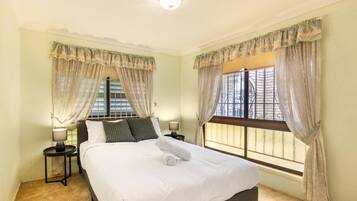 3 bedrooms, desk, iron/ironing board, free WiFi