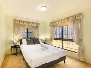 3 bedrooms, desk, iron/ironing board, free WiFi