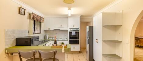 Réfrigérateur, micro-ondes, plaque de cuisson, lave-vaisselle