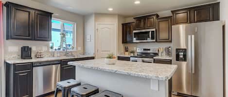 Refrigerador, microondas, horno y parrilla de estufa