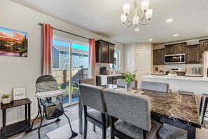 Dining - Starlink Station! Cozy Retreat Near COS Airport (Colorado Springs)