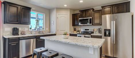 Refrigerador, microondas, horno, placa de cocina