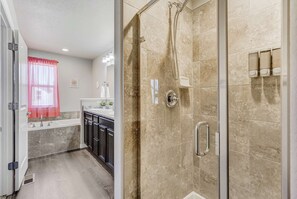 Douche, sĂšche-cheveux, serviettes fournies, shampoing