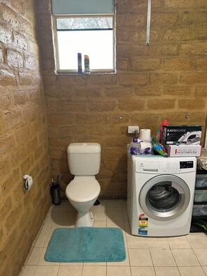 Ducha, secador de pelo, toallas y jabón