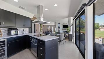 冷蔵庫、電子レンジ、オーブン、コンロ