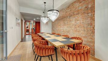 Apartment | Essbereich im Zimmer