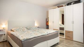 2 bedrooms, iron/ironing board, free WiFi, bed sheets