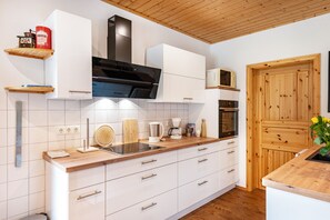 Fridge, microwave, oven, stovetop - Holiday Home 'Moderner Bungalow, Rollstuhlgerecht' with Private Terrace (Tarnow)