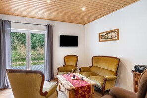 TV - Holiday Home 'Moderner Bungalow, Rollstuhlgerecht' with Private Terrace (Tarnow)