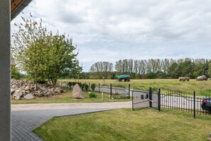 Property grounds - Holiday Home 'Moderner Bungalow, Rollstuhlgerecht' with Private Terrace (Tarnow)