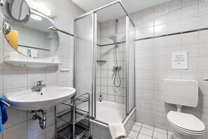 Shower, towels - Apartment 'Deichblick' with Balcony and Wi-Fi (Wesselburenerkoog)