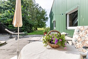 Outdoor dining - Apartment 'Deichblick' with Balcony and Wi-Fi (Wesselburenerkoog)