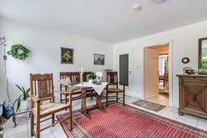 Dining - Apartment 'Deichblick' with Balcony and Wi-Fi (Wesselburenerkoog)