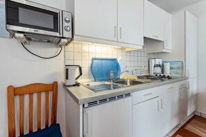 Kühlschrank, Mikrowelle, Herdplatte, Wasserkocher mit Kaffee-/Teezubehör