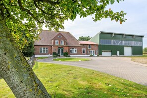 Exterior - Apartment 'Deichblick' with Balcony and Wi-Fi (Wesselburenerkoog)