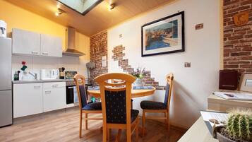 Fridge, oven, stovetop, coffee/tea maker