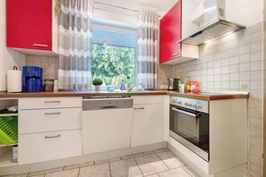 Réfrigérateur, four à micro-ondes, un four, surface de cuisson