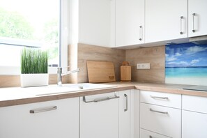 Frigorifero, forno, piano cottura, lavastoviglie