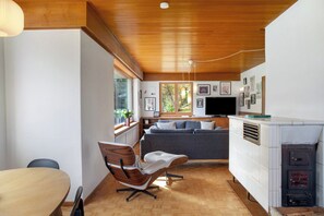 TV - Holiday Home 'Blueberry Haus Im Moos' with Mountain View, Shared Terrace and Wi-Fi (Oberau)