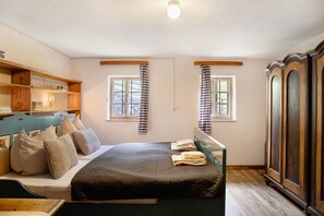 4 bedrooms, free WiFi, bed sheets - Chalet 'Berghof Moosen' with Mountain View, Private Terrace and Wi-Fi (Hart im Zillertal)