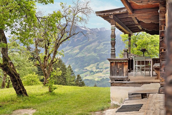 Terrace/patio - Chalet 'Berghof Moosen' with Mountain View, Private Terrace and Wi-Fi (Hart im Zillertal)