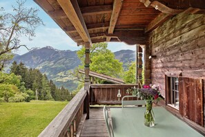 Outdoor dining - Chalet 'Berghof Moosen' with Mountain View, Private Terrace and Wi-Fi (Hart im Zillertal)