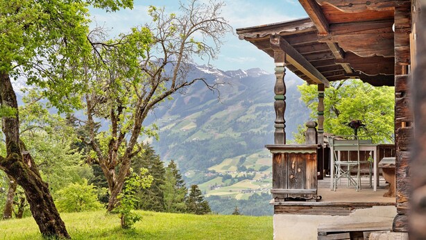 A rustic wooden building with a balcony overlooking a mountainous landscape. - Chalet 'Berghof Moosen' with Mountain View, Private Terrace and Wi-Fi (Hart im Zillertal)