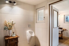 Shower, free toiletries, hair dryer, towels - Chalet 'Berghof Moosen' with Mountain View, Private Terrace and Wi-Fi (Hart im Zillertal)