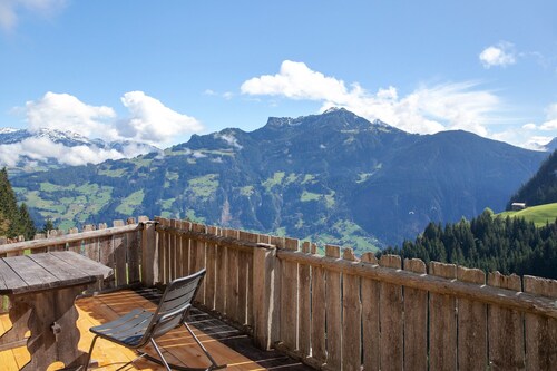 Chalet 'Griawanghütt'n Zillertal' with Mountain View, Private Terrace and Balcony