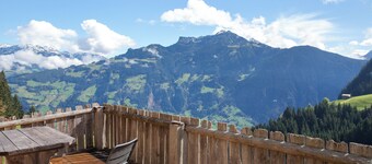 Chalet 'Griawanghütt'n Zillertal' with Mountain View, Private Terrace and Balcony