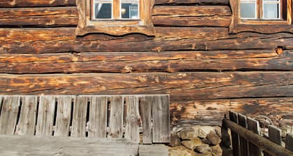 Chalet 'Griawanghütt'n Zillertal' con vistas a la montaña, terraza privada y balcón