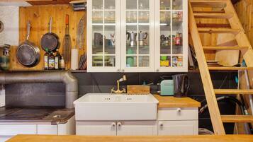 Kühlschrank, Herdplatte, Wasserkocher, Toaster