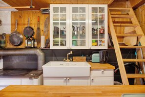 Refrigerador, parrilla de estufa, tetera eléctrica y tostadora 