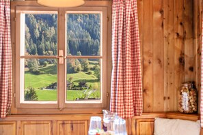 Interior - Apartment 'Obergeschoss' with Mountain View and Balcony (Oberau)