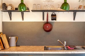 Fridge, oven, stovetop, coffee/tea maker