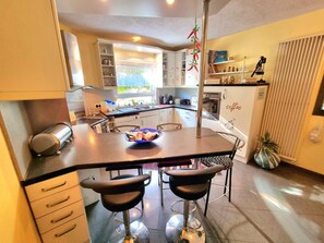 Fridge, microwave, oven, stovetop - Holiday Home 'Haus Kalle' with Wi-Fi and Air Conditioning (Wittmund/Harlesiel)