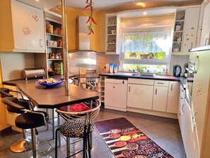 Fridge, microwave, oven, stovetop - Holiday Home 'Haus Kalle' with Wi-Fi and Air Conditioning (Wittmund/Harlesiel)