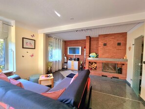 TV, fireplace, DVD player, stereo - Holiday Home 'Haus Kalle' with Wi-Fi and Air Conditioning (Wittmund/Harlesiel)