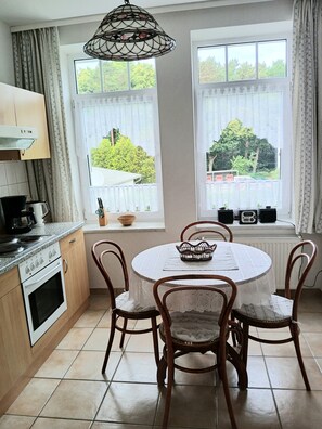 Jääkaappi, uuni, liesi, kahvin-/teenkeitin