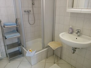 Dusche, kostenlose Toilettenartikel, Handtücher
